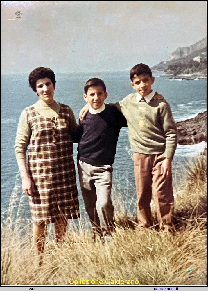 Antonietta Panza con i figli - maggio 1970.jpg