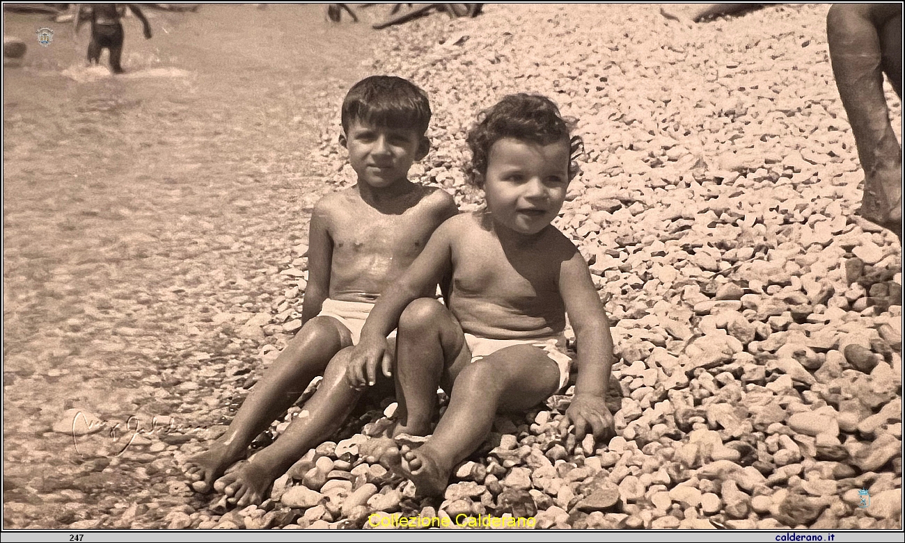 Ciccillo e Mario sulla battigia al Porto.jpg