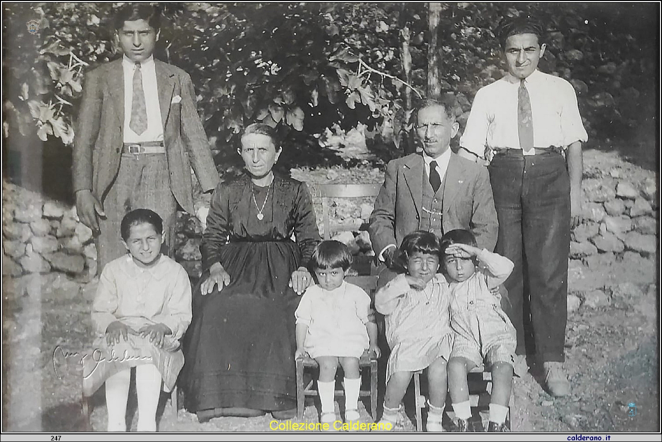 Francesca Licasale e Francesco Panza - Passaiumi - con i figli prima della partenza per Rio de Janeiro - 1930 .jpg