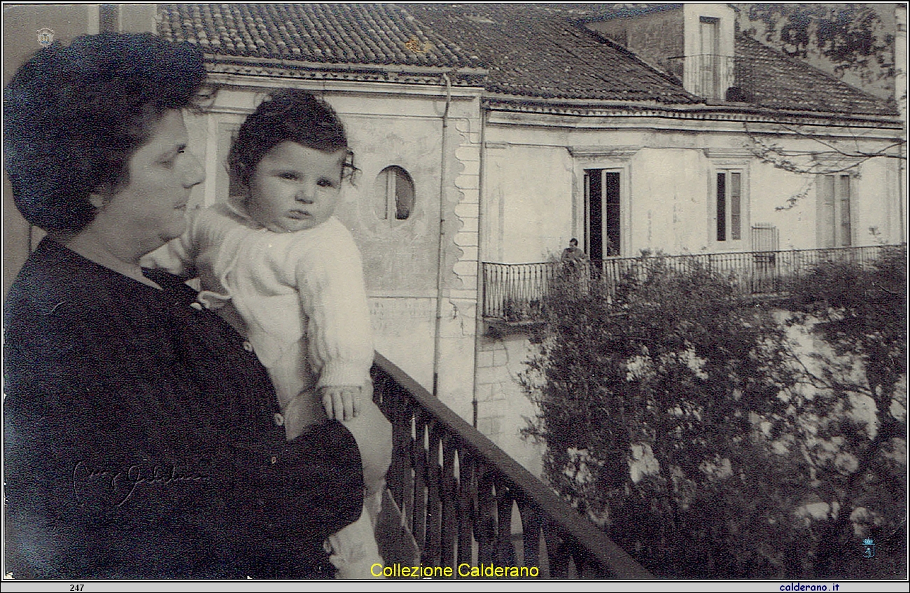 Francesca Schettino Labanchi con la figlia Gabriella - Pasqua 1962 2.jpg