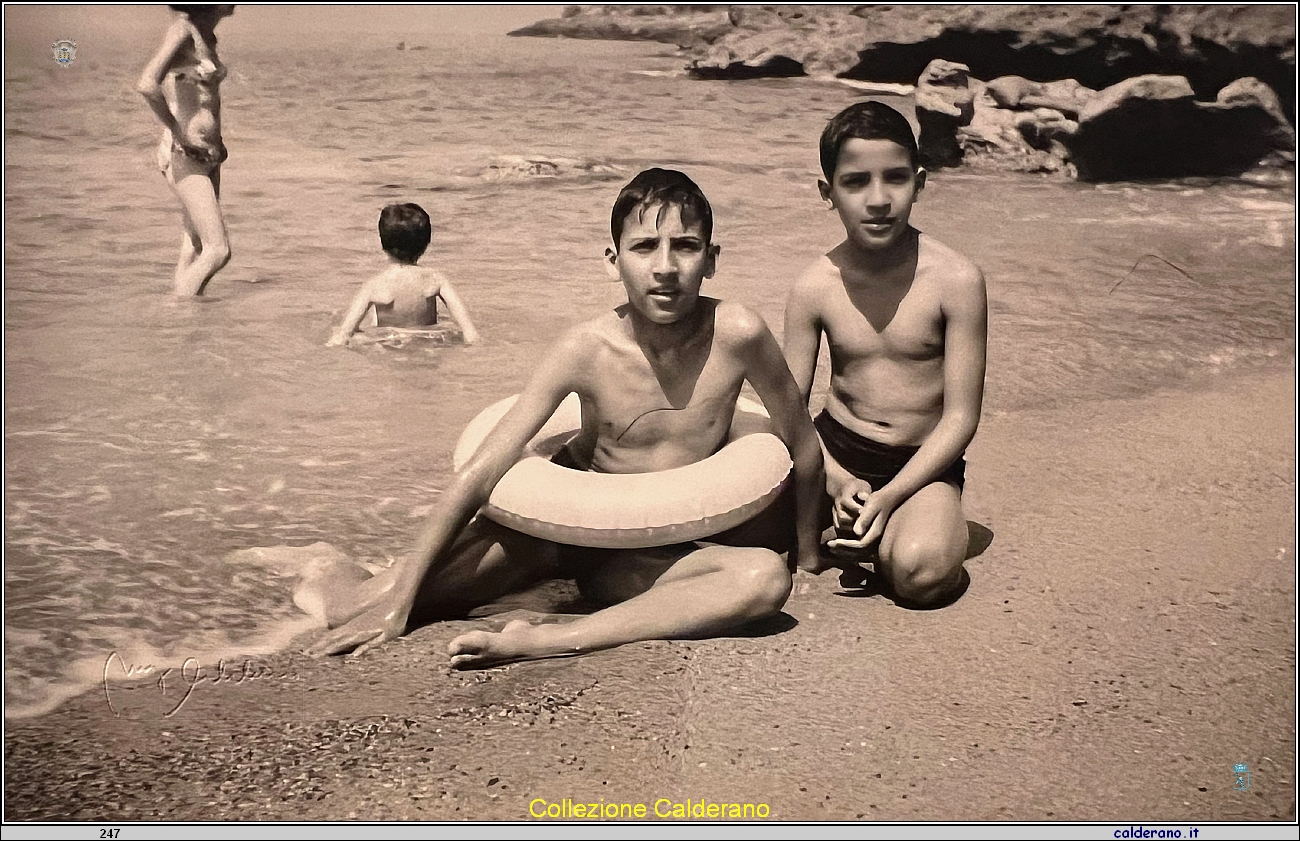 I fratelli Francesco e Mario Colavolpe sulla spiaggia di Fiumicello.jpg