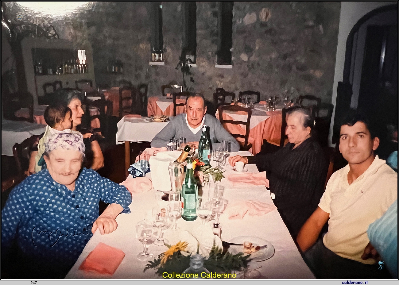 La Famiglia Colavolpe al ristorante.jpg