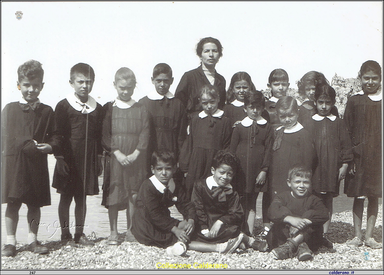 La maestra Agnese D'Alascio con alunni a Marina di Maratea.jpg