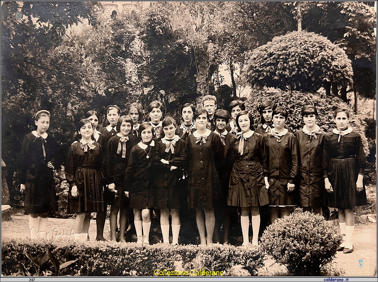 Ragazze della Scuola Media alla Villa Comunale.jpg