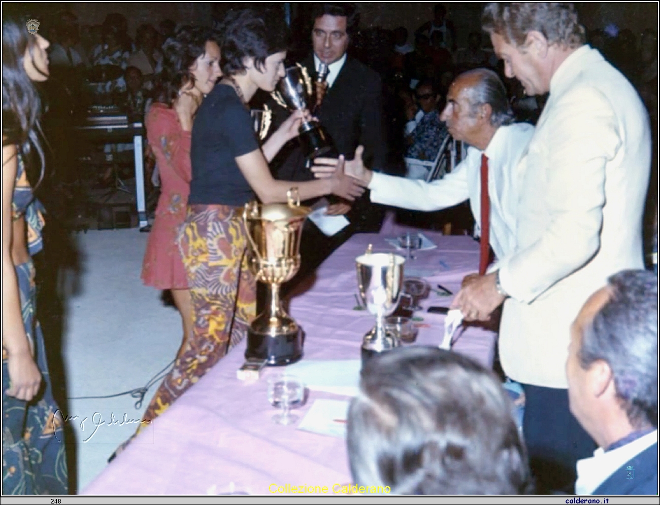 Il presentatore Corrado, Pier Niccolo' Berardi e Stefano Rivetti premiano.jpg