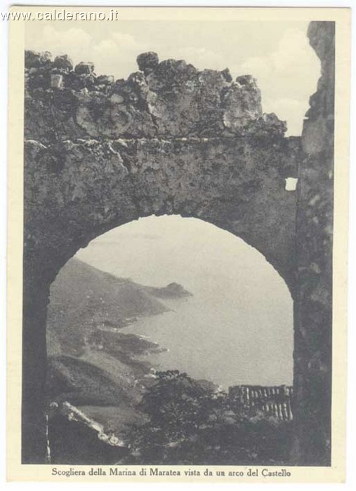 Scogliera della Marina da un arco del Castello.jpg