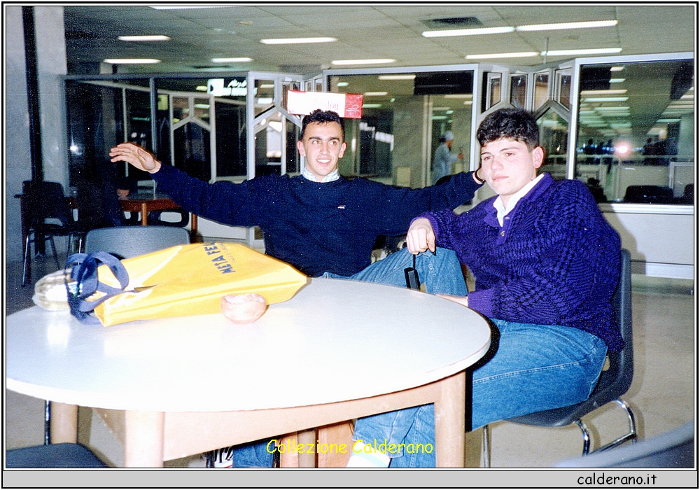 Aeroporto di Tunisi Gianluca De Rosa e Giacomo Ricciardi - marzo 1988.jpeg