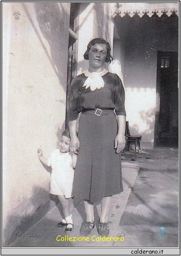 Anna Maria Mazzeo e il piccolo Antonio Lagatta - 1940.jpg