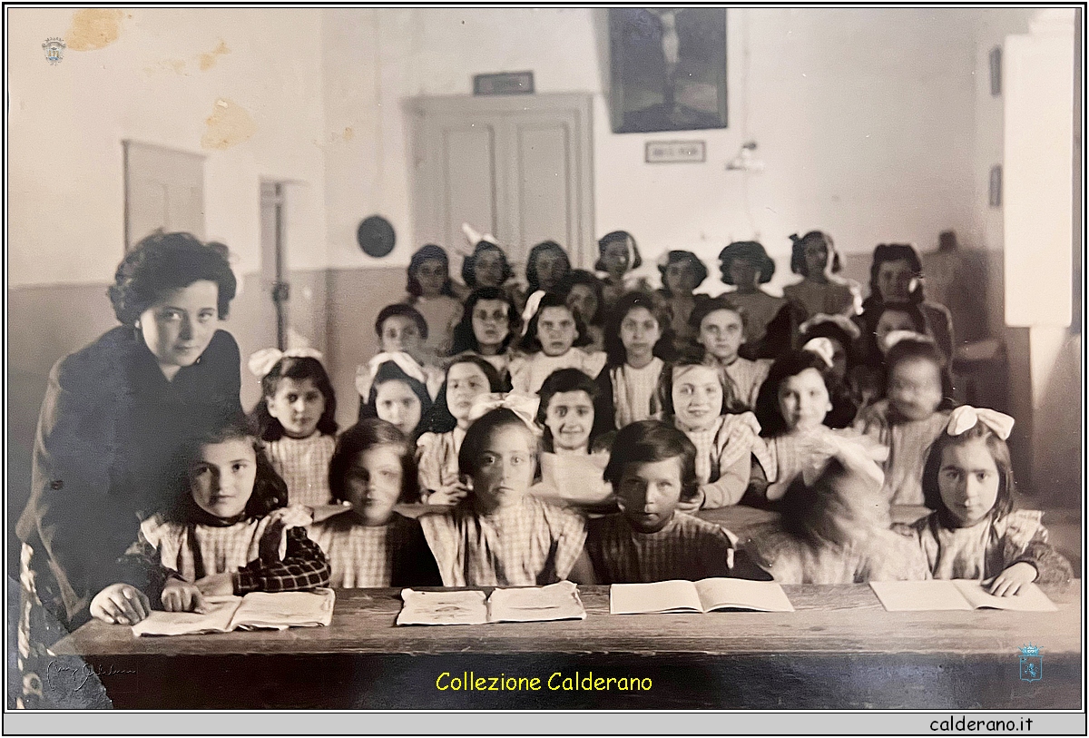 Emilia Calderano con i bambini al Sacro Cuore 1953.jpg