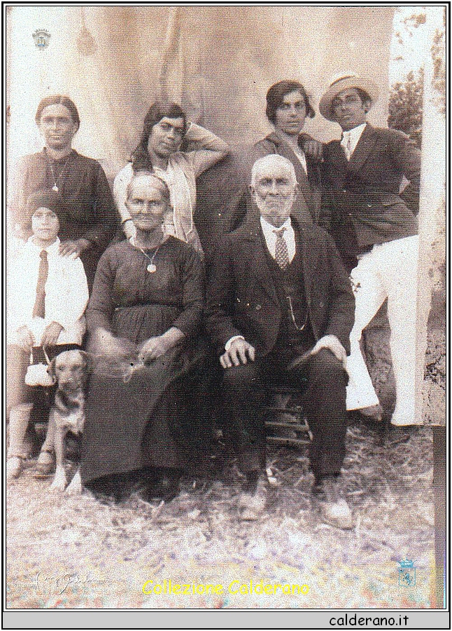 Rosa Lammoglia, Maria Rosa Mazzeo, Anna Maria Mazzeo, Giuseppe Lagatta, Antonietta Mazzeo, Maria Schettino e Giuseppe Mazzeo - Massa 1931.jpg